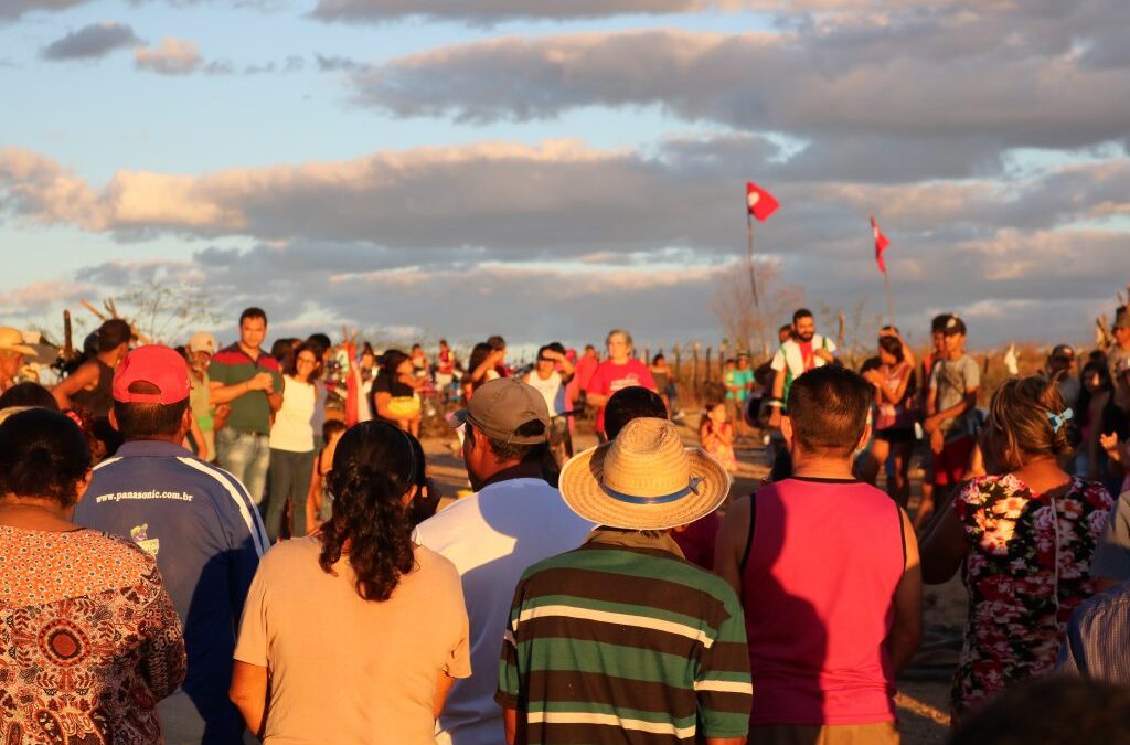 ACAMPAMENTO URBANO CARLOS LEITE DE ARAÚJO REALIZA ASSEMBLEIA E RECEBE APOIO DA POPULAÇÃO DE CRATEÚS