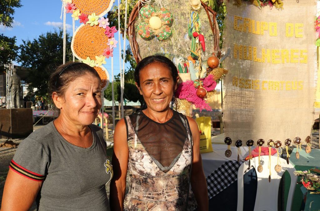 FEIRA DE CRATEÚS COSTURA OS FIOS DO TEMPO DE 15 ANOS DE HISTÓRIA