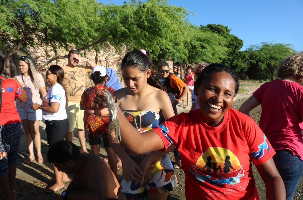 MULHERES PESCADORAS UNIDAS EM ARACATI PARA UM INTERCÂMBIO SOBRE FONTES ALTERNATIVAS DE RENDAS